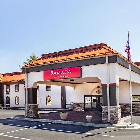 Ramada by Wyndham Hendersonville Exteriör bild