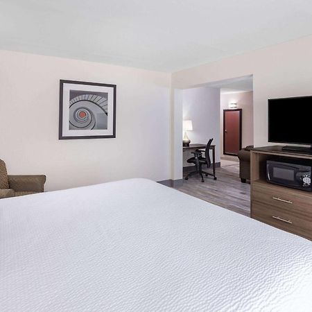 Ramada by Wyndham Hendersonville Exteriör bild
