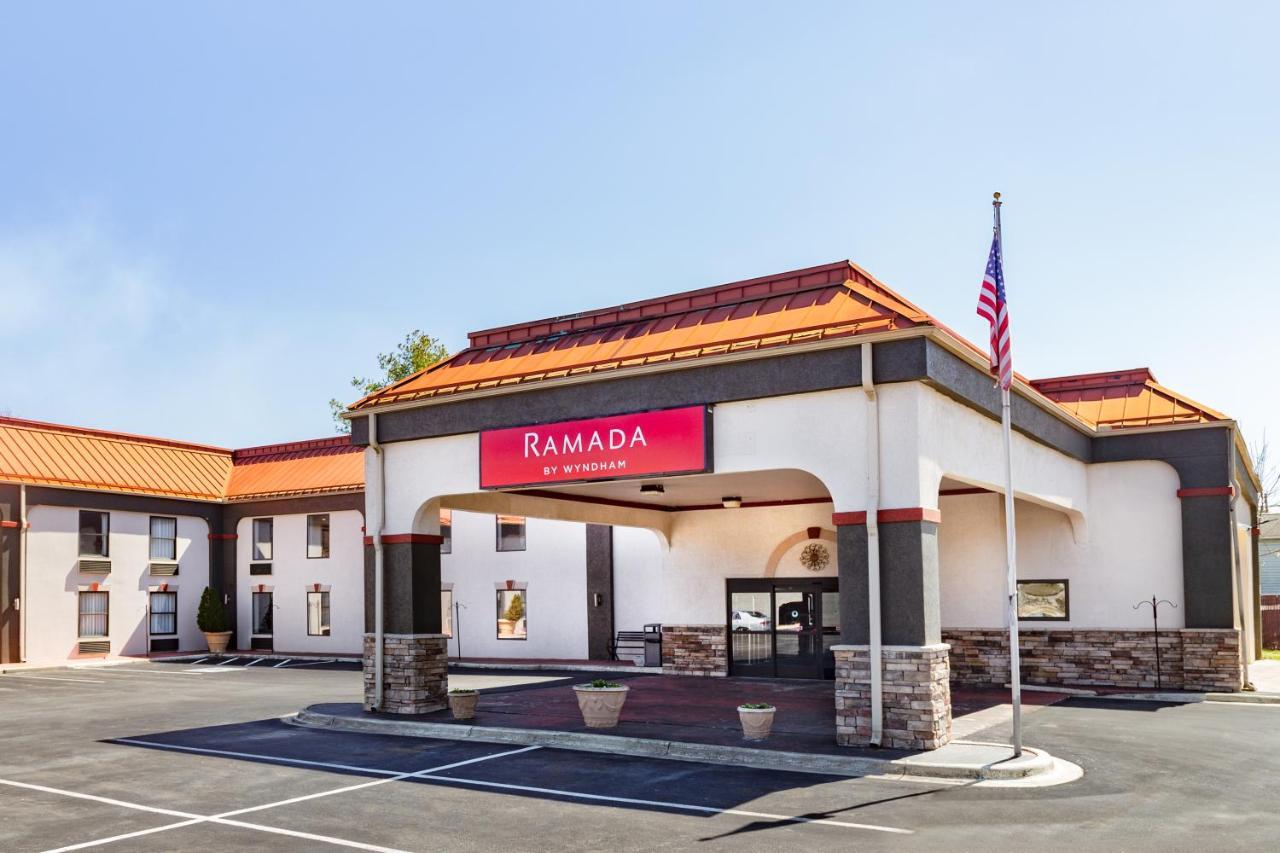 Ramada by Wyndham Hendersonville Exteriör bild