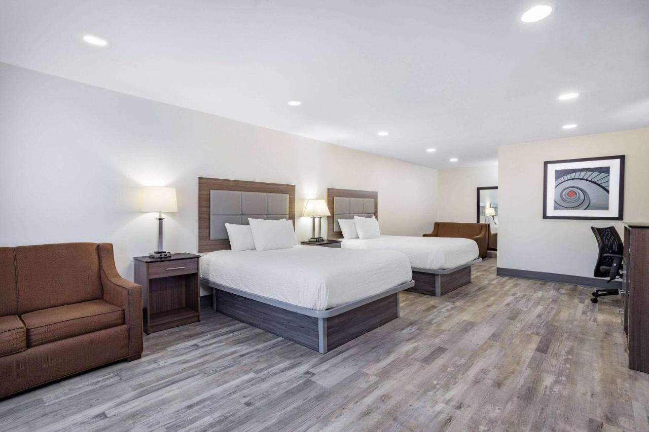 Ramada by Wyndham Hendersonville Exteriör bild