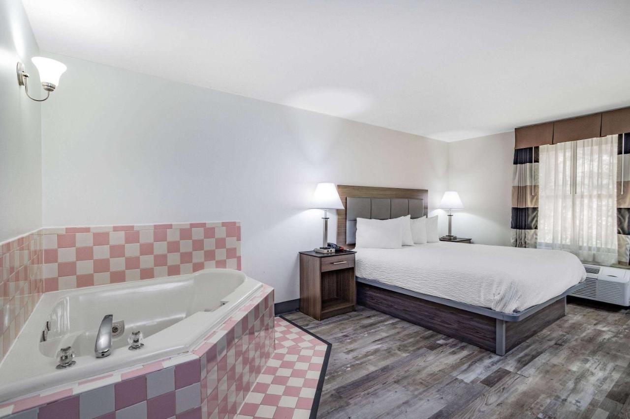 Ramada by Wyndham Hendersonville Exteriör bild
