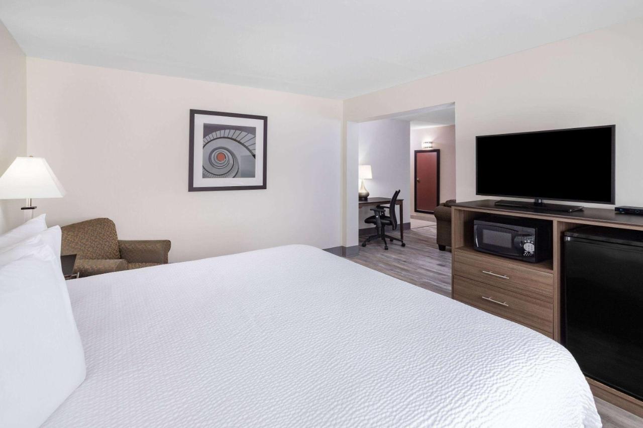 Ramada by Wyndham Hendersonville Exteriör bild