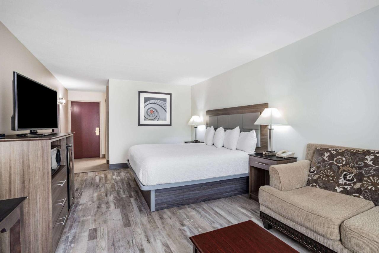 Ramada by Wyndham Hendersonville Exteriör bild