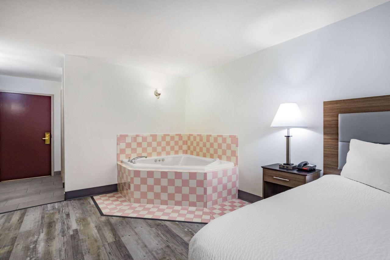 Ramada by Wyndham Hendersonville Exteriör bild