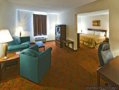 Ramada by Wyndham Hendersonville Exteriör bild
